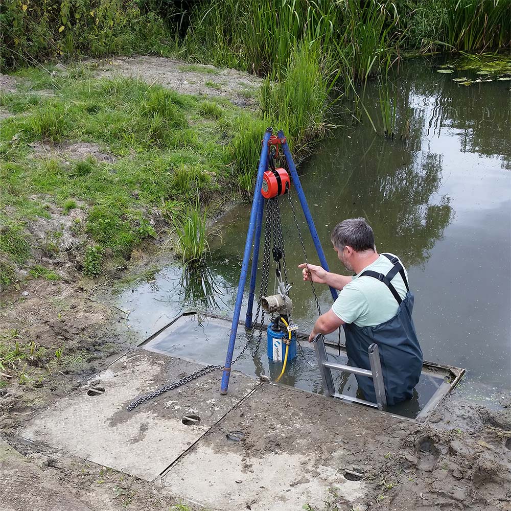 Bloke in a wet hole with a RUBI filterpump